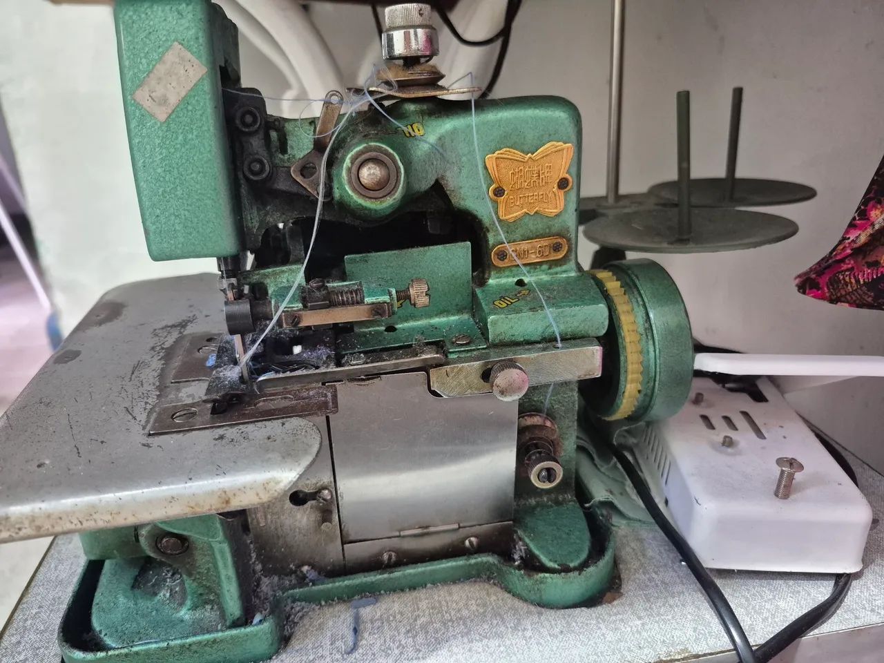 Vendo máquina overlock  - Foto 2