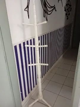 Cabide de madeira branco