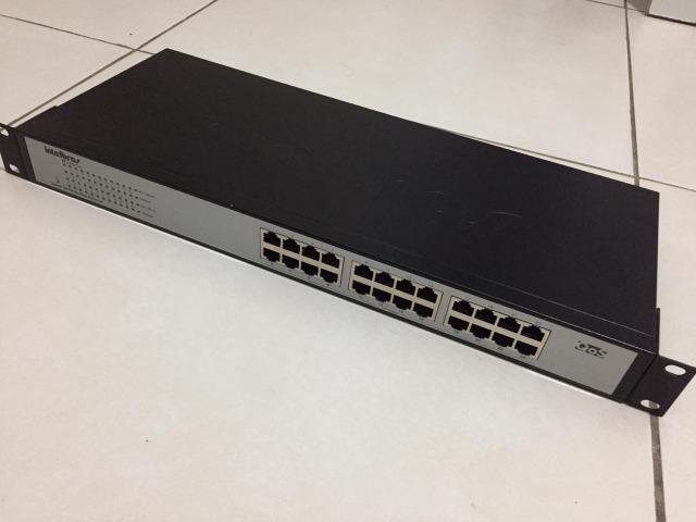 Switch 24 Portas Fast Ethernet SF 2400 QR tráfego de dados, voz e vídeo