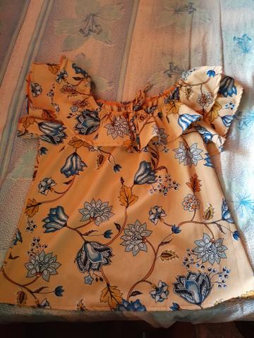 Blusas, cropeds e saia seminovas