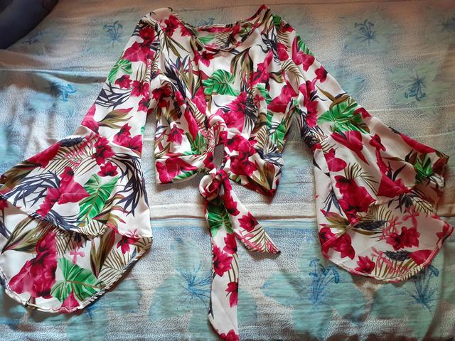 Blusas, cropeds e saia seminovas - Foto 4