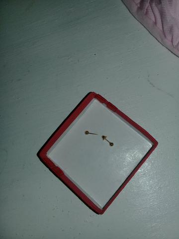Brincos de ouro para bebe um apenas faltando a tarraxinha de trás bem barato