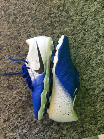 Chuteira Nike phantom venom trava