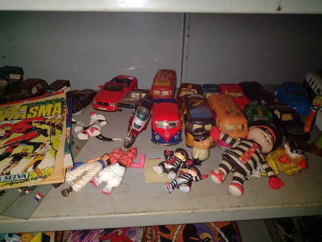 Antigo brinquedo retro . Pião em alumínio , Década de 8