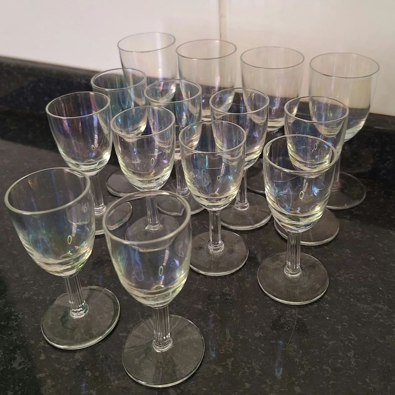 Conjunto de 14 Taças Licoreiras Vintage com Reflexo Iridescente Antigas 