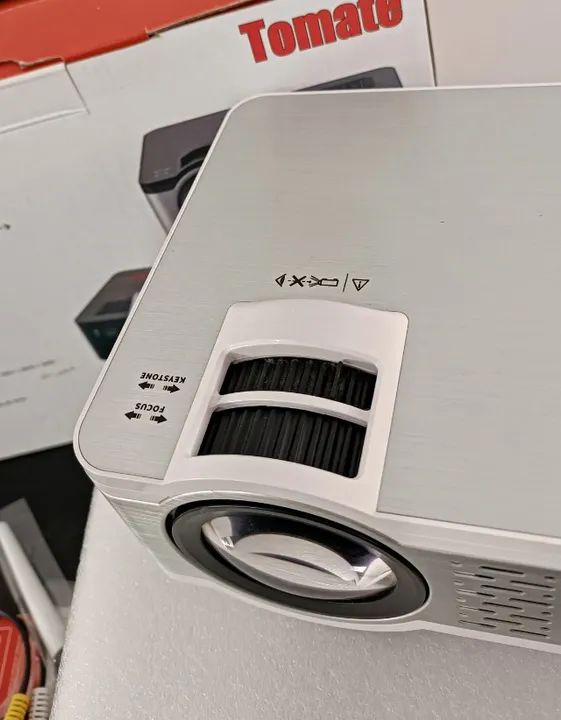 Projetor Tomate 2.400 Lumens Data Show Hdmi/ Vga Vídeo/áudio - PERFEITO! - Foto 4