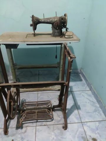 Mesa e máquina de costura vintage 