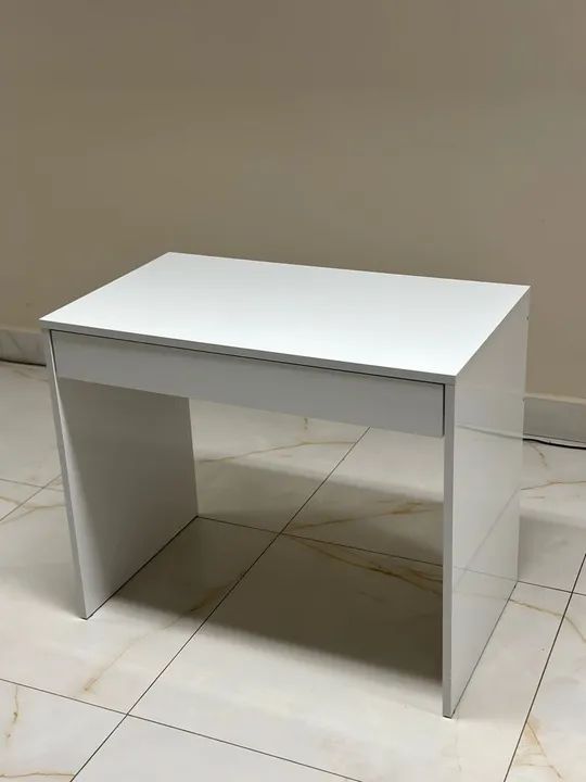 ESCRIVANIA FACILITY BRANCA R$ 260,00