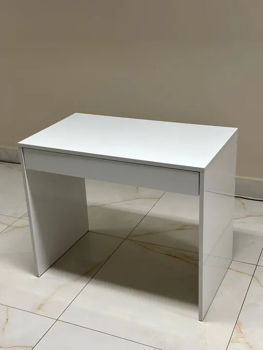 ESCRIVANIA FACILITY BRANCA R$ 260,00
