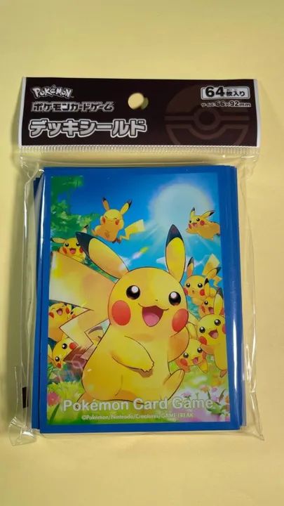 Pokemon Center Japão Pikachu Gathering 64 Sleeves Novo (2023) - sleeves p/ Pokemon TCG