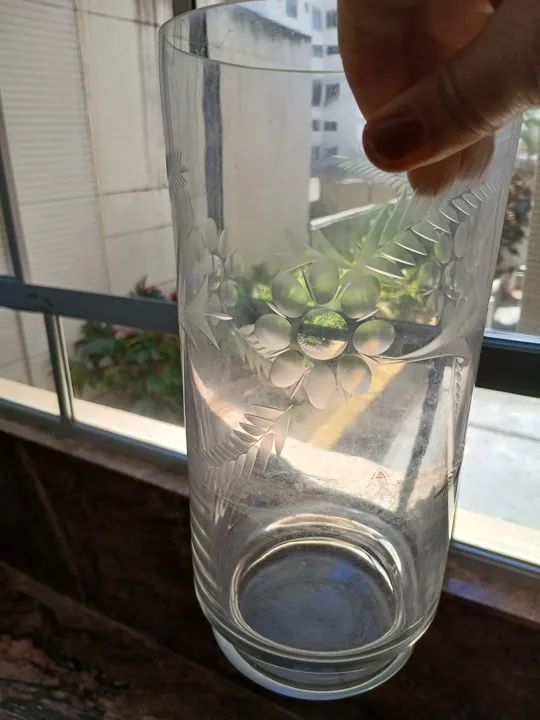 Vaso de vidro trabalhado em flor e folhas. - Foto 2
