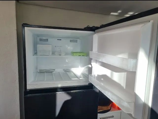 Geladeira FrostFree Midea 411 litros Preta - Foto 3