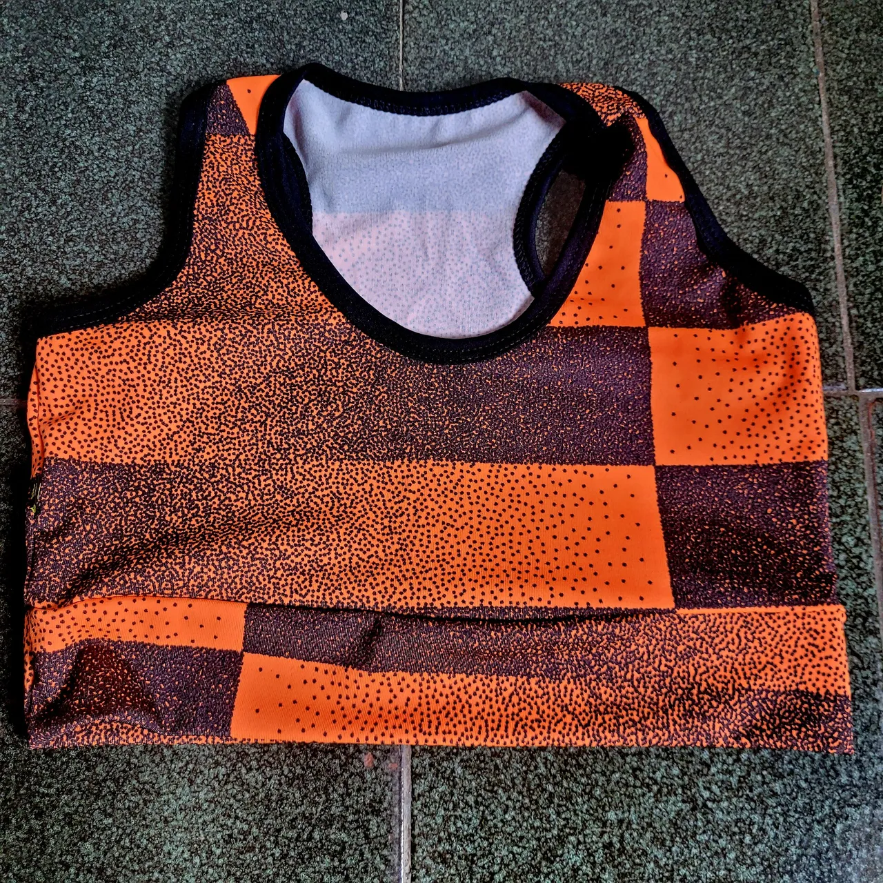 Top Esportivo Laranja com Design Moderno