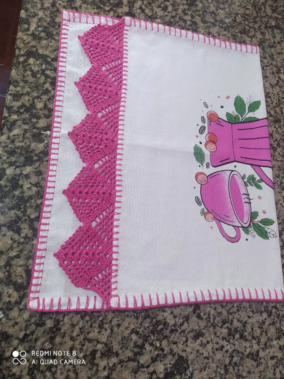 Pano de prato com detalhes em crochê