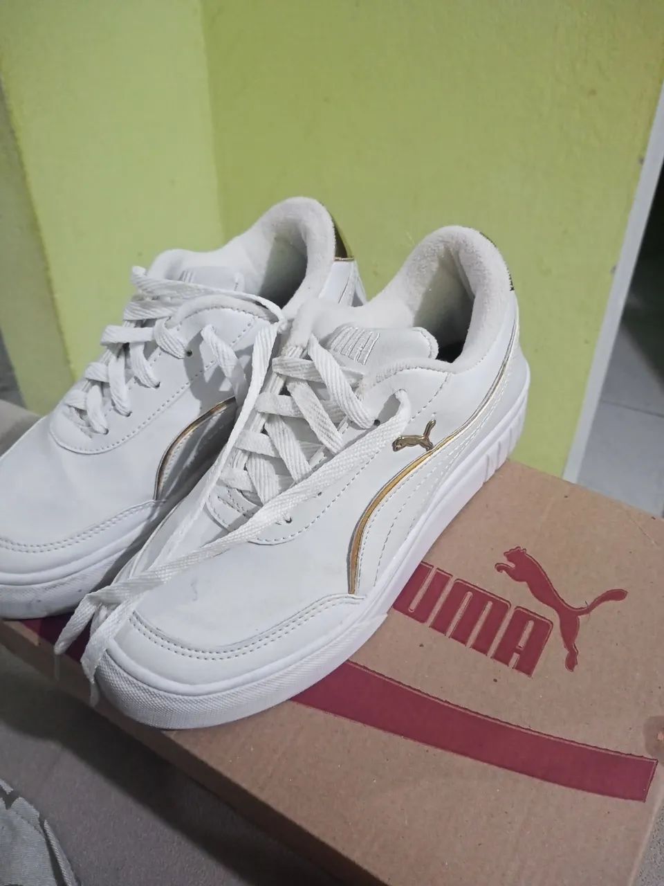 Tênis Puma Branco com Detalhes Dourados - Foto 2