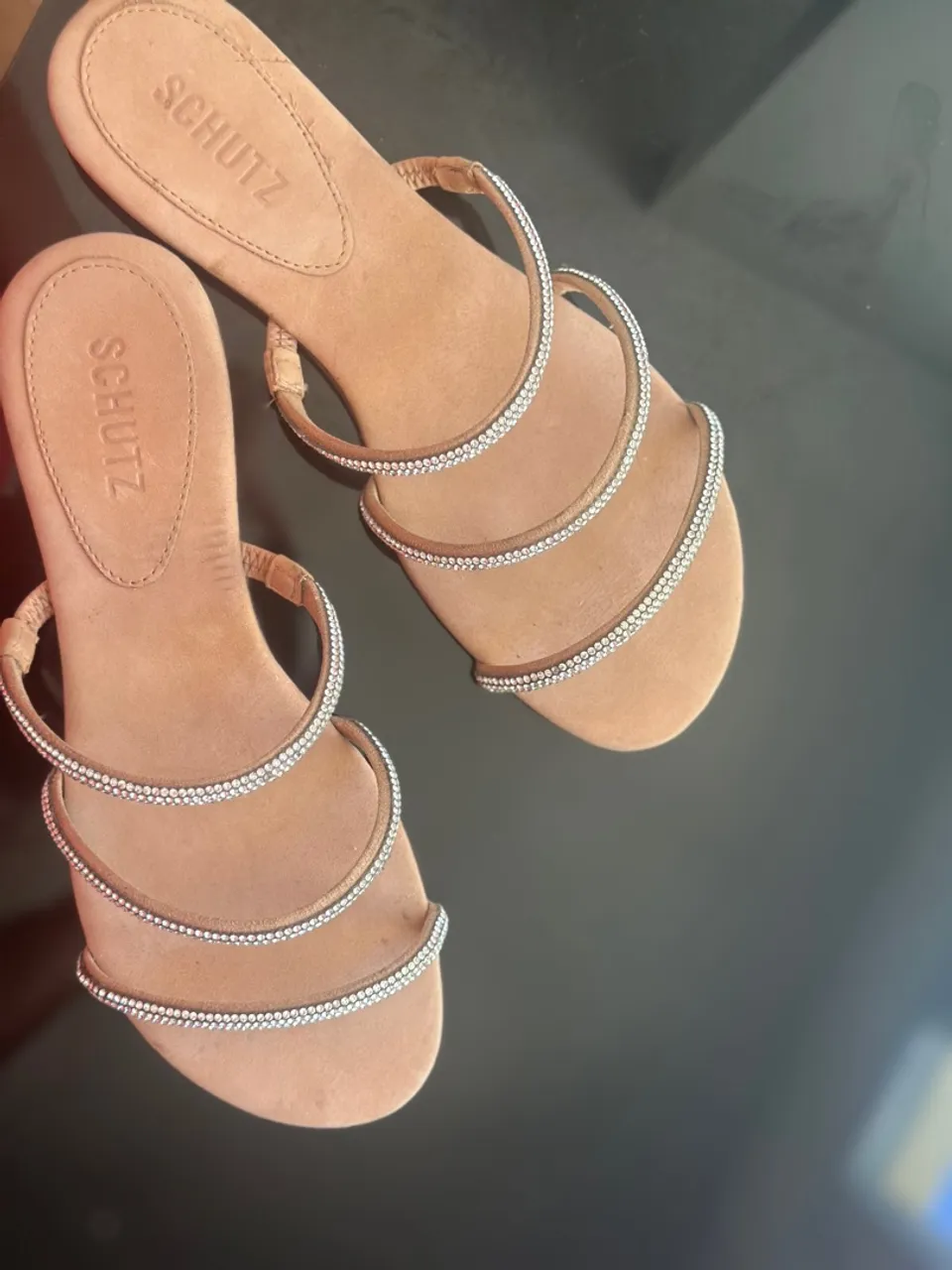 Sandália Rasteirinha Schutz com Strass - Elegância e Conforto!