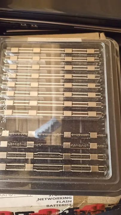 12 pentes de memória RAM DDR2 2GB