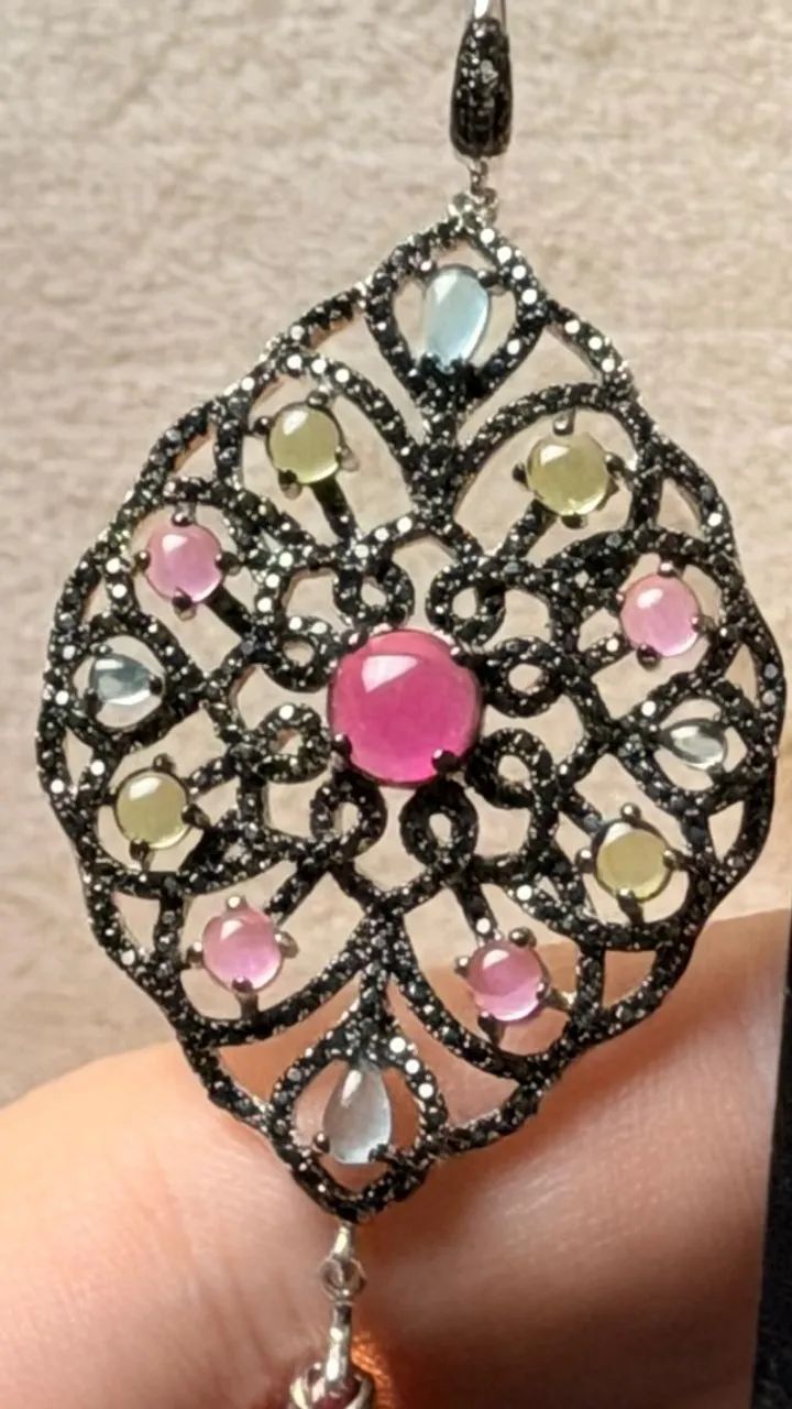 Brincos em Prata 925 com Turmalinas Cabochon e Pedrinhas Pretas - 7,8 cm - Foto 2