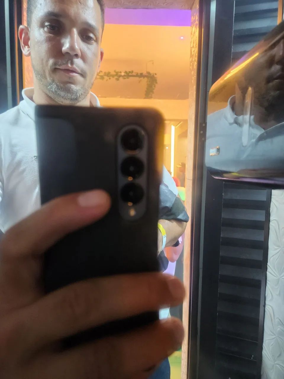 Galaxy z fold 4 com a tela interna danificada trincos na externa porém funcionando normal - Foto 3