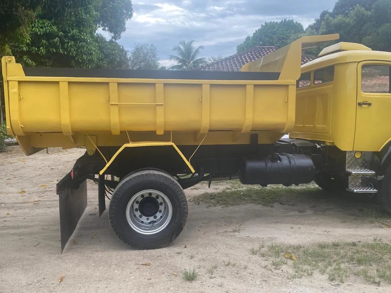 Caminhão caçamba Mercedes-Benz 1113 - Foto 6