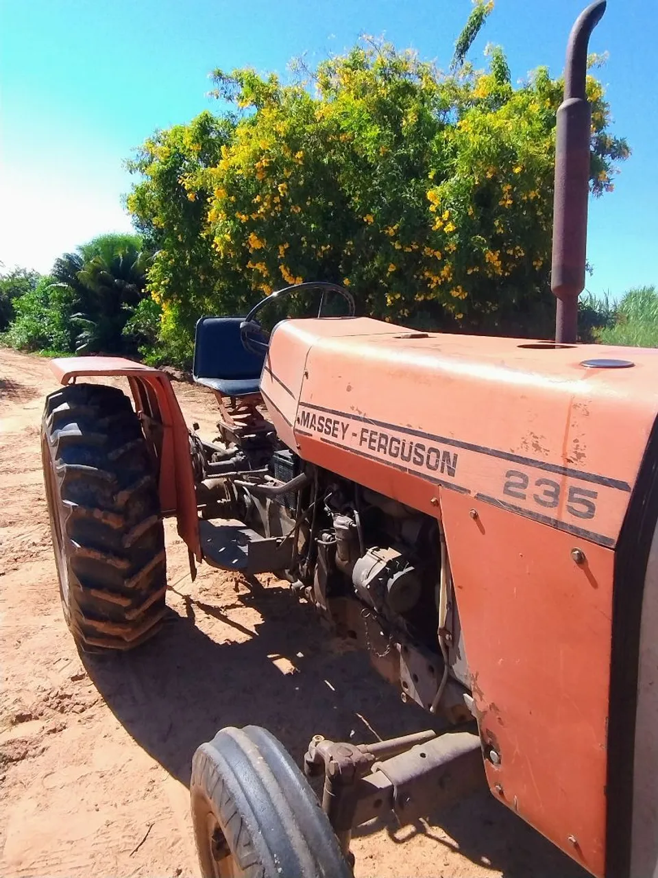 Trator Massey Ferguson 235