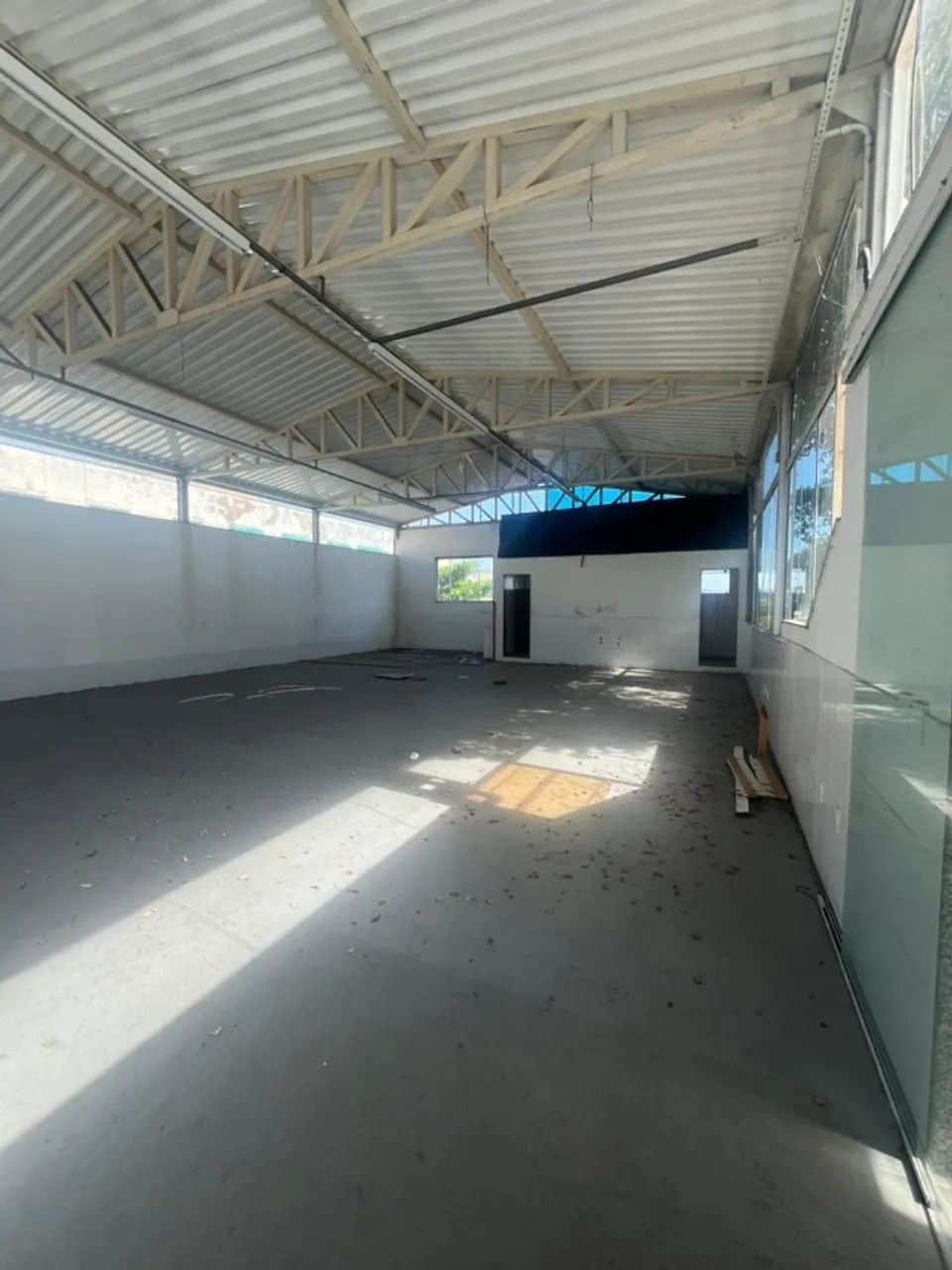 ALUGA-SE PRÉDIO COMERCIAL COM 3 ANDARES DE 242m² - COLUBANDÊ - Foto 4