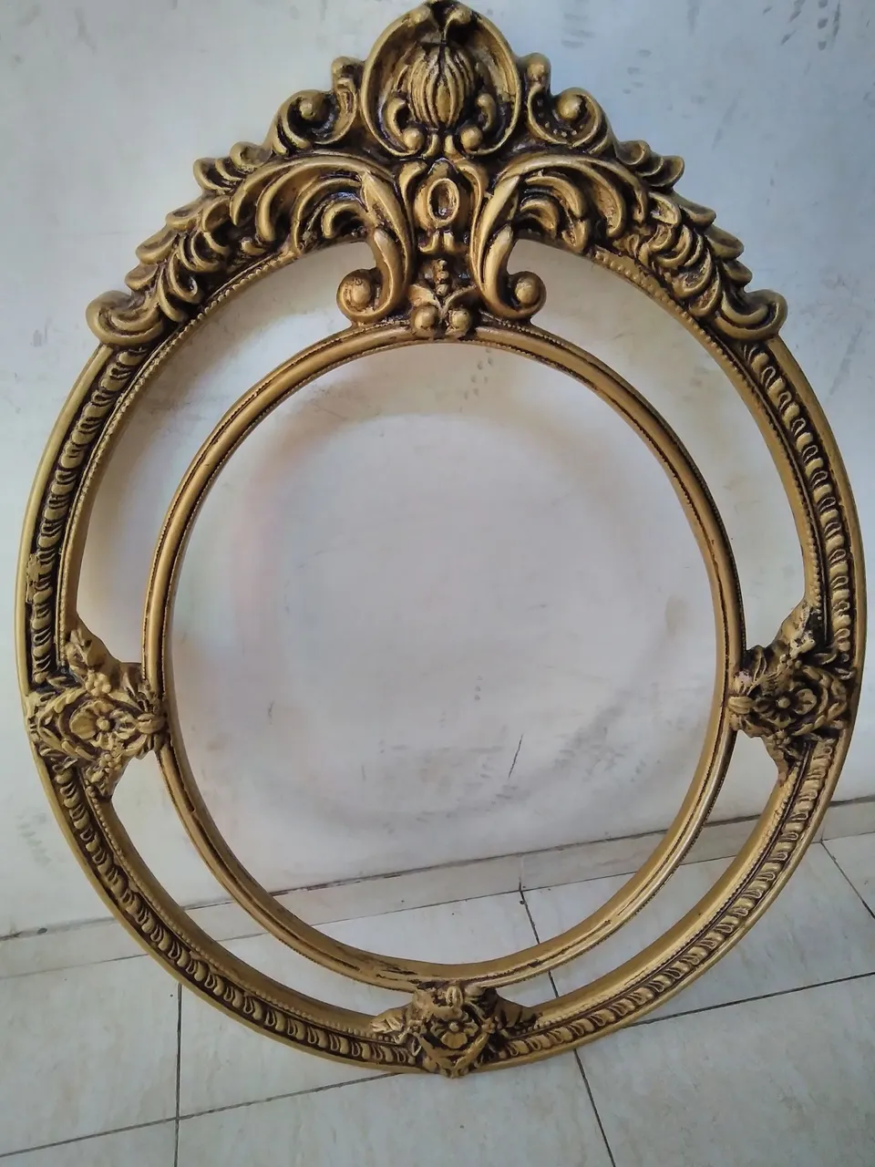 Moldura decorativa dourada em fibra pra espaço eventos sala está