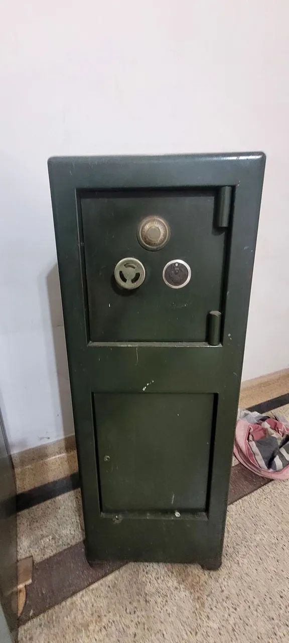 Cofre antigo fiel em excelente funcionamento 