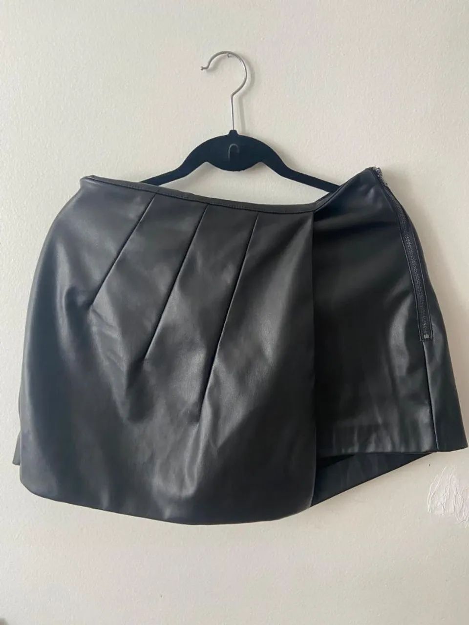 Saia shorts de couro sintético preta assimétrica