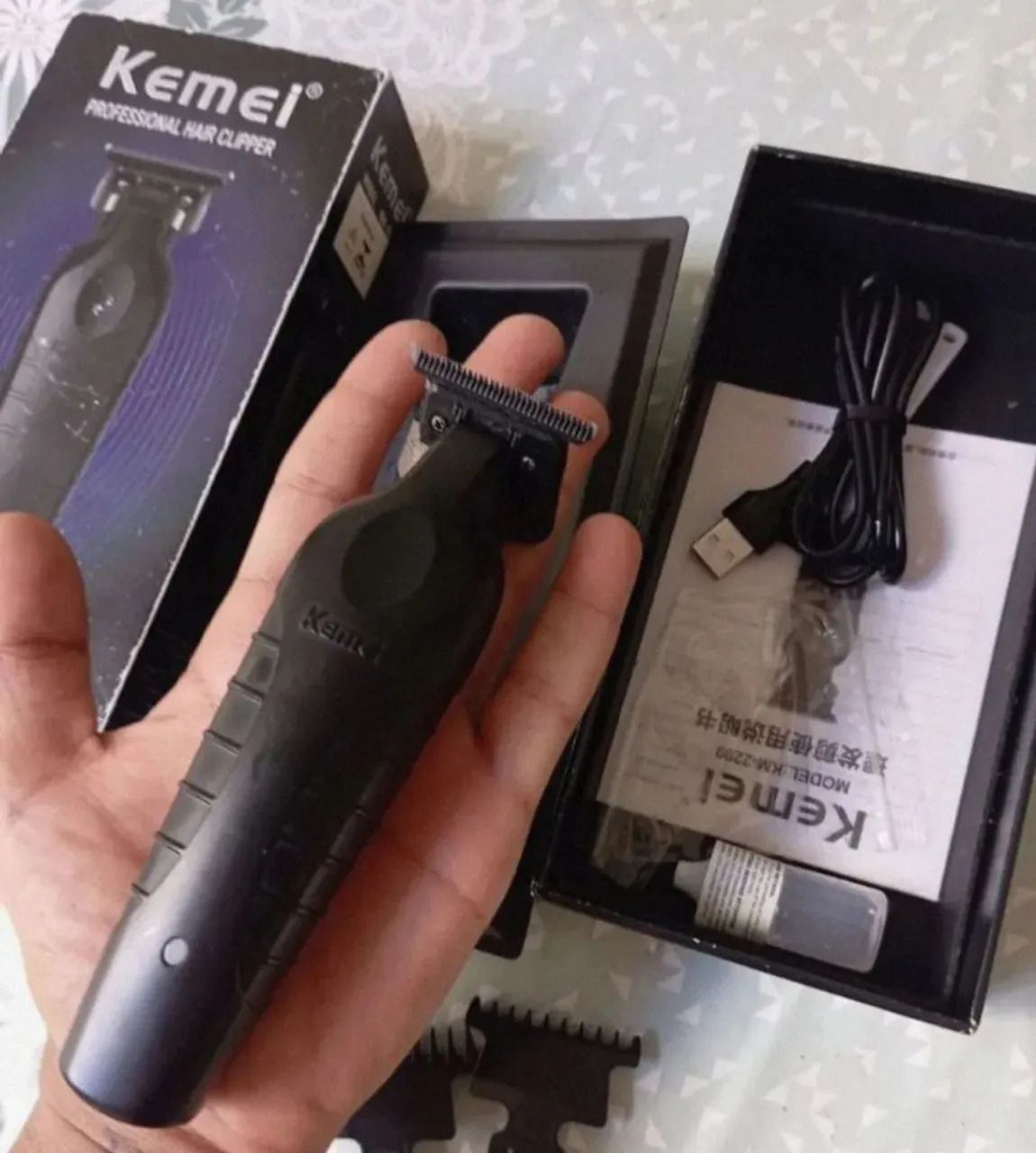Máquina de Cortar Cabelo Kemei. 100$