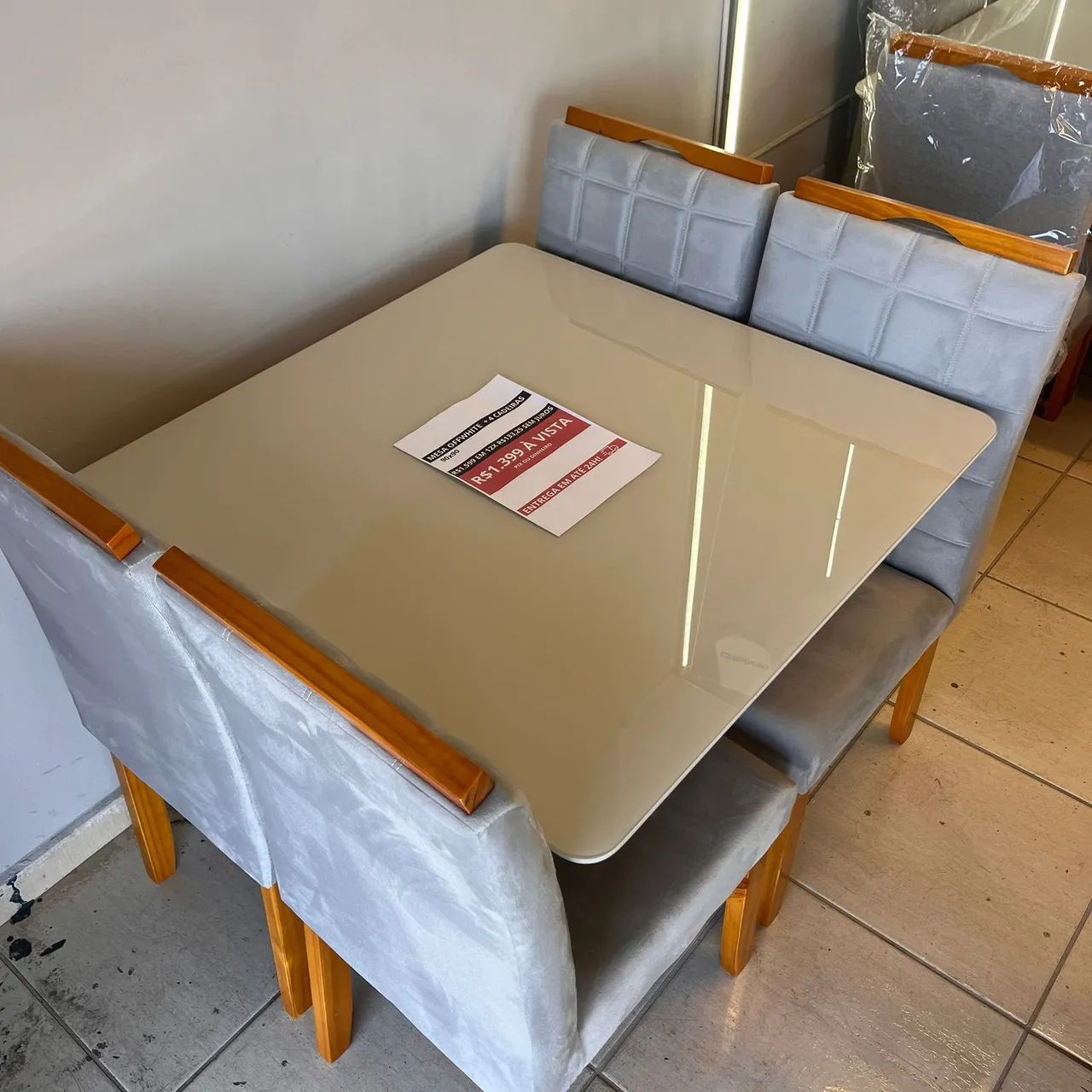 MESA DE JANTAR PEQUENA + 4 CADEIRAS - Foto 3