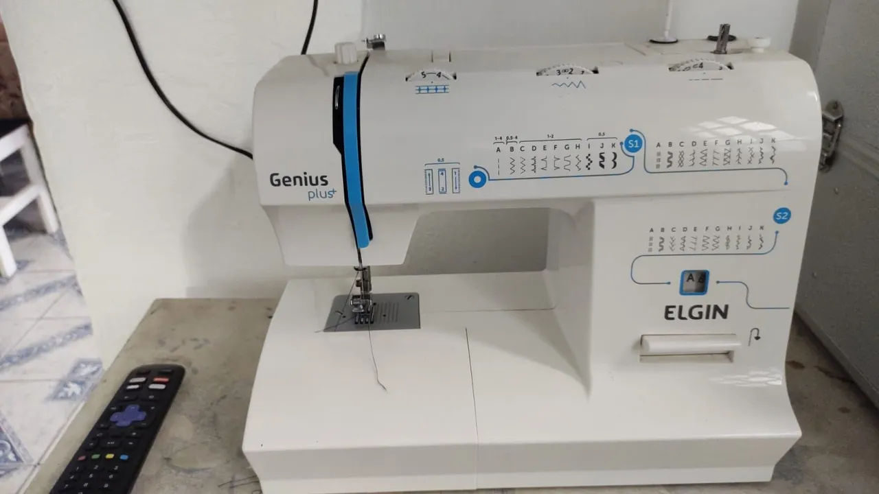 Máquina de Costura Elgin Genius Plus