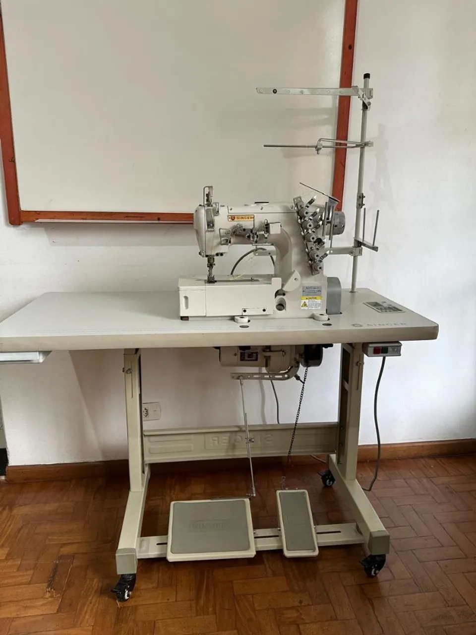 Máquina de Costura Industrial Singer Galoneira