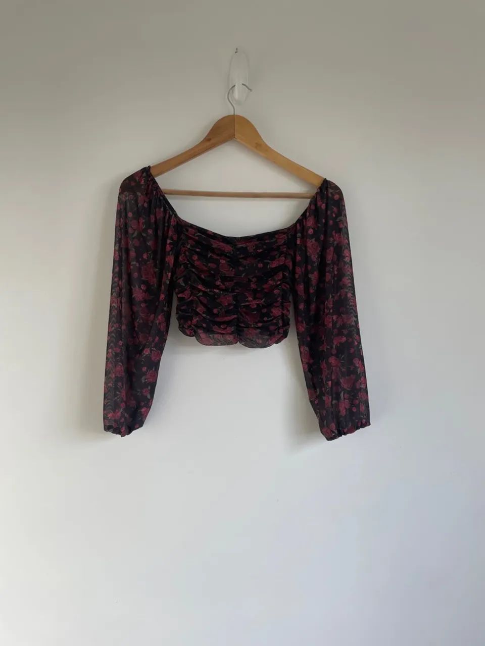 Cropped manga longa preto floral tam PP BlueSteel - Foto 2