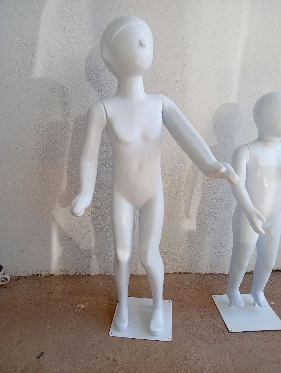 Manequins infantis brancos para loja - Foto 2