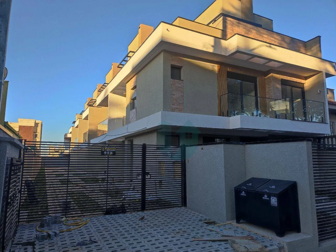 Sobrado de frente para a rua com 3 quartos, sendo 1 suite e 2 vagas - Hauer