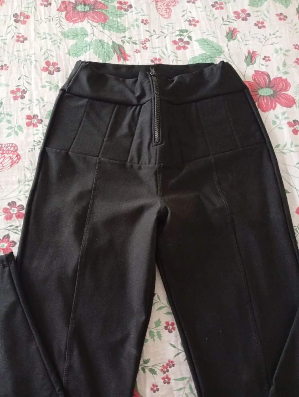 Calça preta com detalhes e zíper frontal