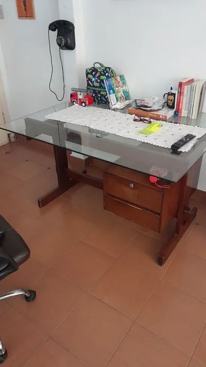 Escrivaninha antiga com tampo de vidro - Foto 2