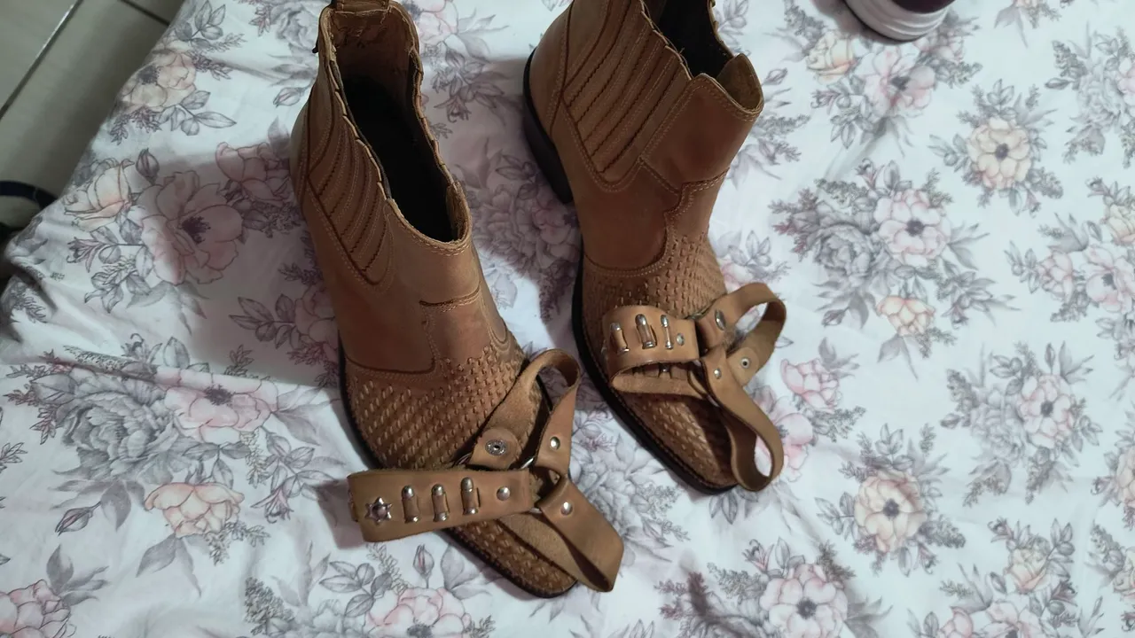 Botas de couro marrom com detalhes