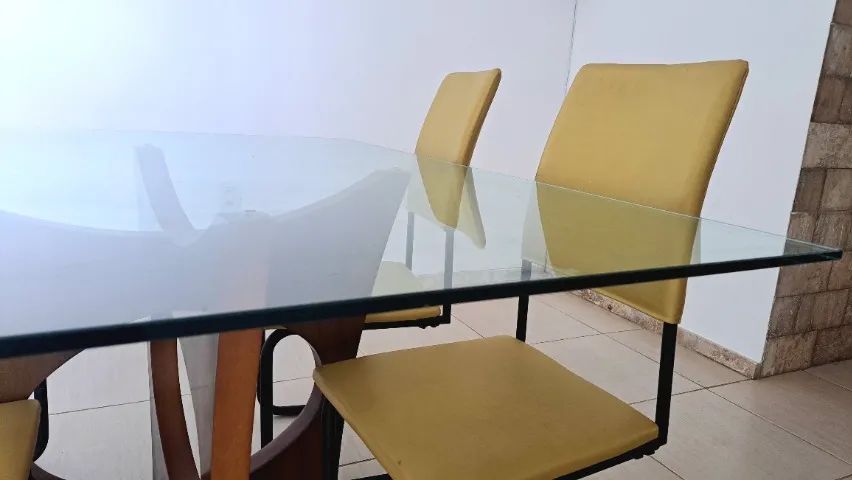 Mesa com tampo de vidro, base e 4 cadeiras - Foto 2