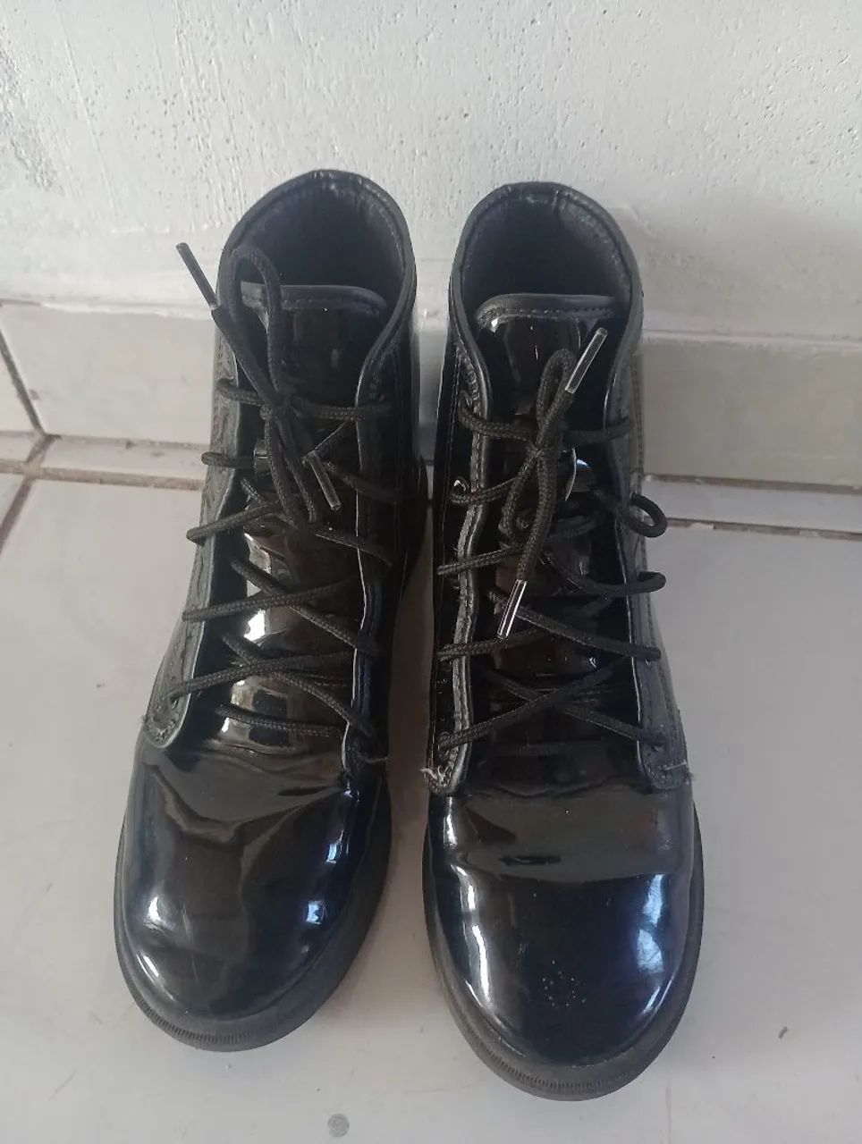 Botas pretas de couro envernizado - Foto 2
