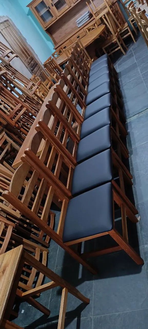 Cadeiras estofadas assento no courvin e madeira maciça $ 220,00 cada - Foto 2