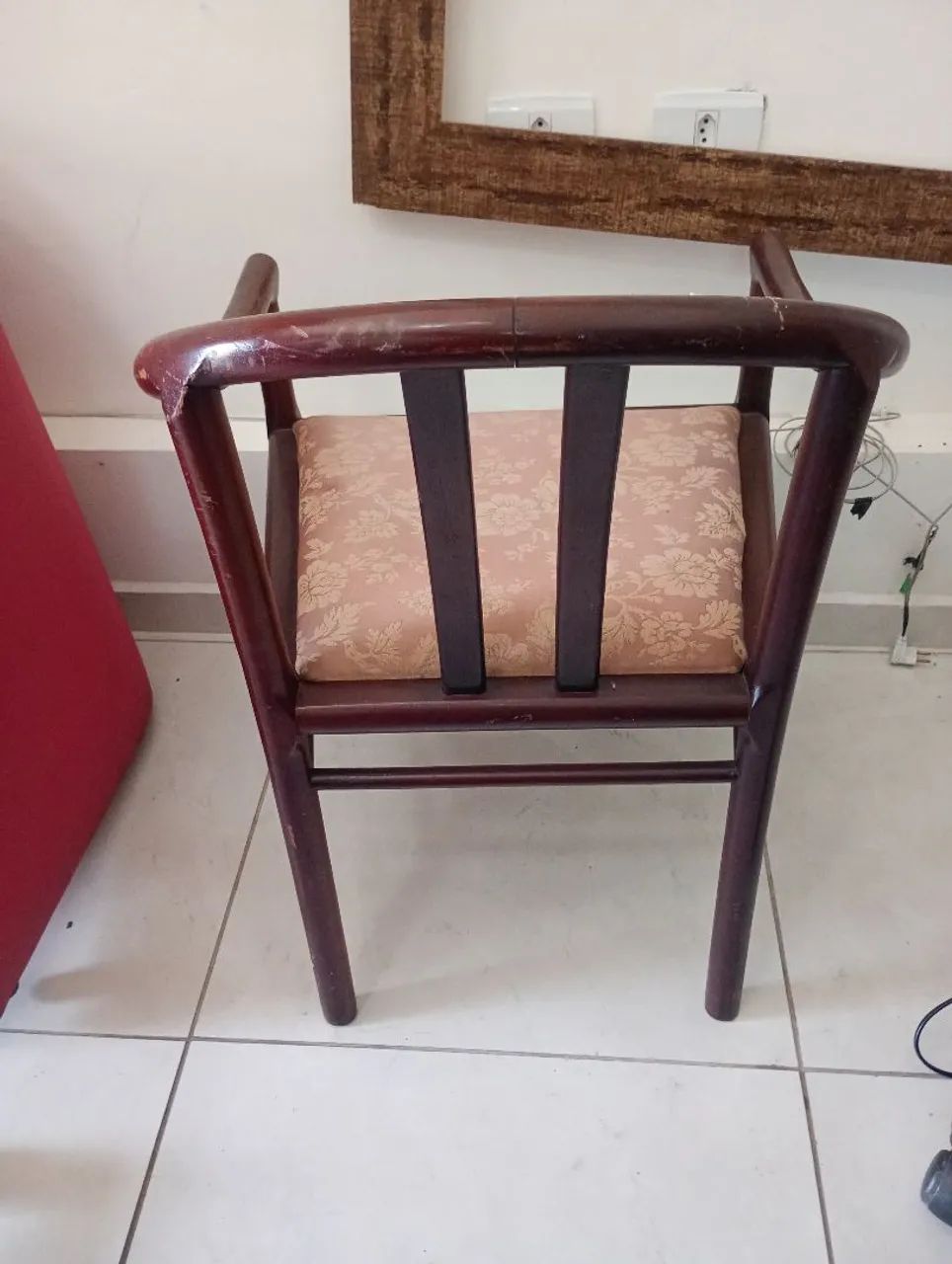 Poltrona de madeira com design clássico - Foto 3