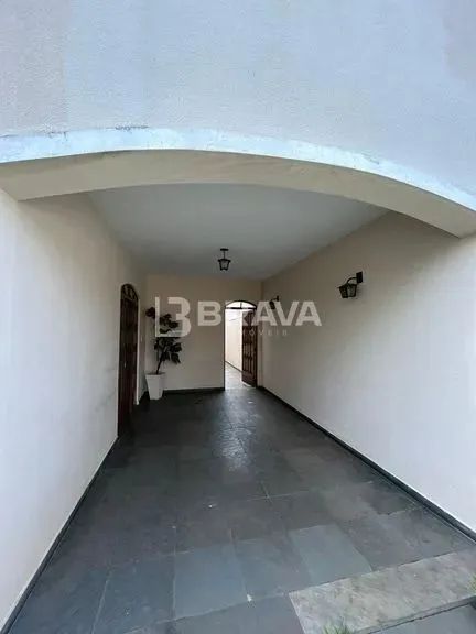 Casa 2 pavimentos com vaga de garagem a venda no Centro de Uberaba-MG - Foto 2