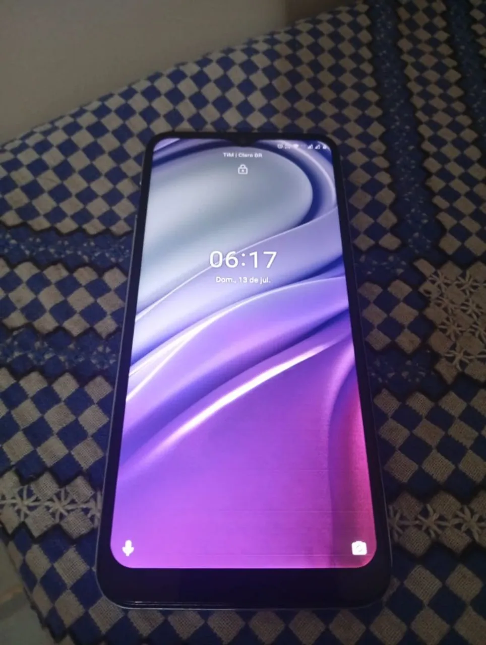 Smartphone Motorola com tela vibrante e design moderno