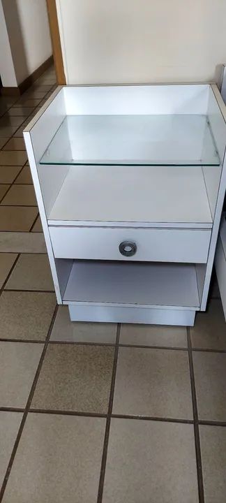 Penteadeira e mesa de cabeceira branca com gavetas - Foto 3