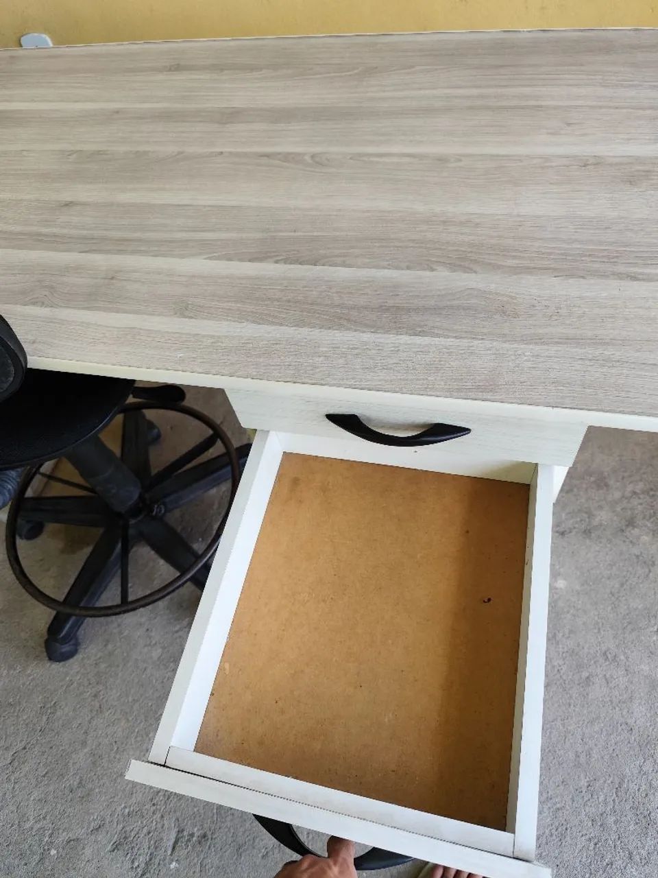 Mesa de escritório com gavetas e cadeira - Foto 5