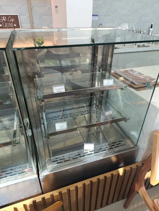 Vitrine refrigerada para pães e salgados 