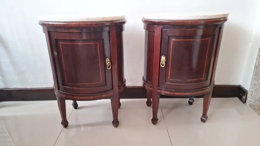 Antiga peniqueira / criado mudo em madeira 