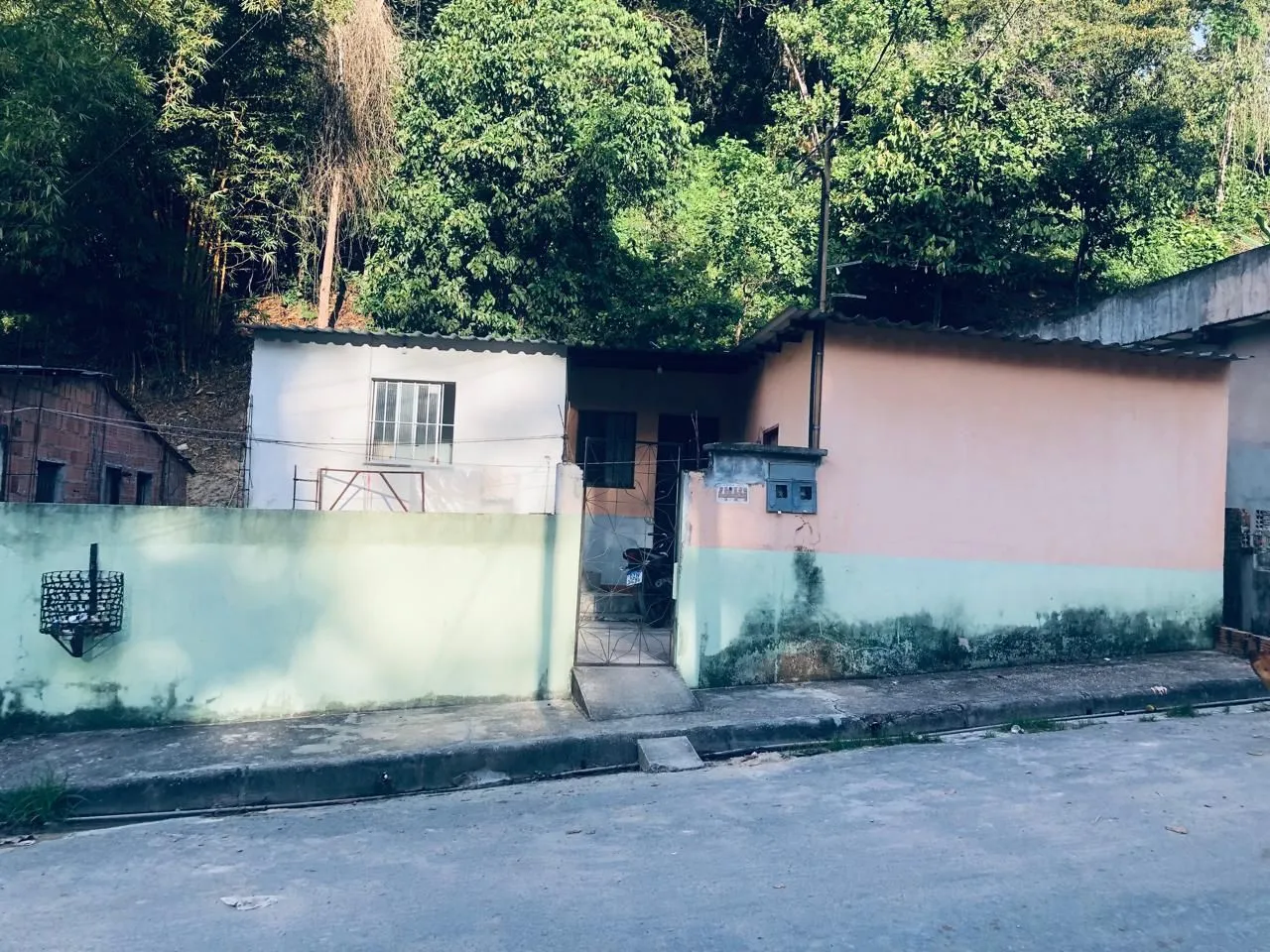 Casa grande, com área independente para aluguel.